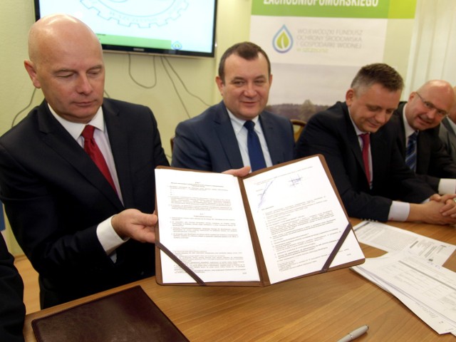 W Koszalinie podpisano wielomilionową umowę. Projekt ochroni brzegi morskieTomasz Płowens i Jacek Chrzanowski podpisali wczoraj w koszalińskim biurze WFOSiGW umowę o dofinansowanie tej wielomilionowej inwestycji.