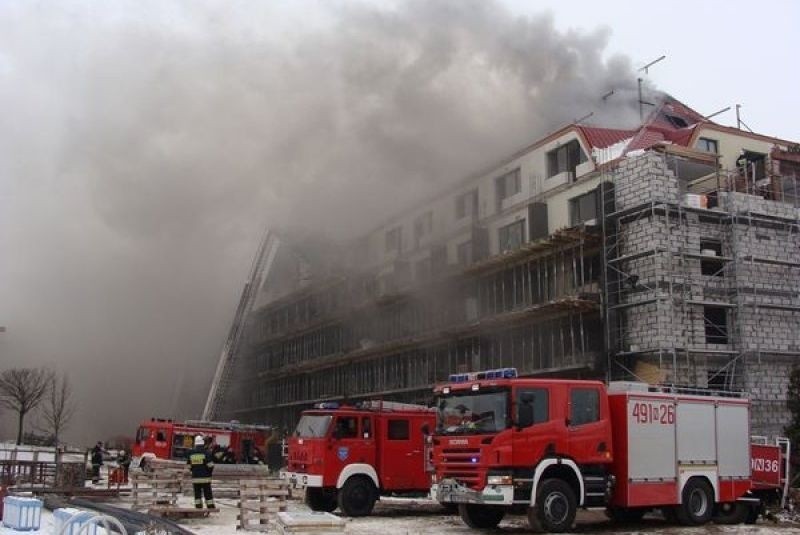 Pożar w Hotelu Gołębiewski w Mikołajkach. Strażacy walczyli z ogniem kilka godzin