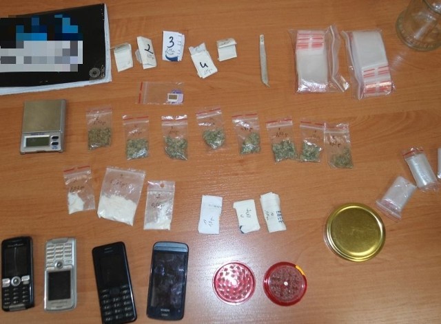 25-latek miał przy sobie narkotyki. W jego mieszkaniu policjanci znaleźli kolejne niedozwolone substancje.