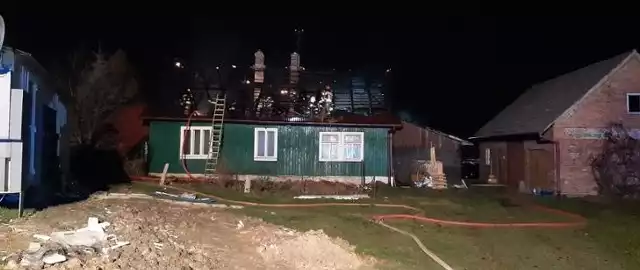 Pożar zniszczył dom w Lednicy Górnej pod Wieliczką. Do zdarzenia doszło 27 grudnia przed godz. 23. Strażakom z Wieliczki udało się ocalić przed ogniem sąsiednie budynki