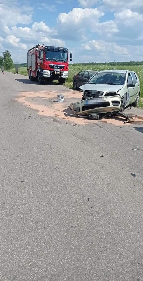 Wypadek na trasie Mościska - Topolany. Dwie osoby trafiły do szpitala [ZDJĘCIA]