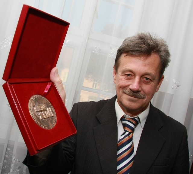 Medal odebrał komisarz Marian Sierpatowski, który rządzi gmina od lipca ub.r.