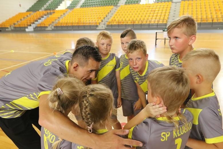 Szkoła Podstawowa z malutkiego Kłucka w gminie Radoszyce zagrała w finale dziecięcej piłki ręcznej w Kielcach i zajęła czwarte miejsce