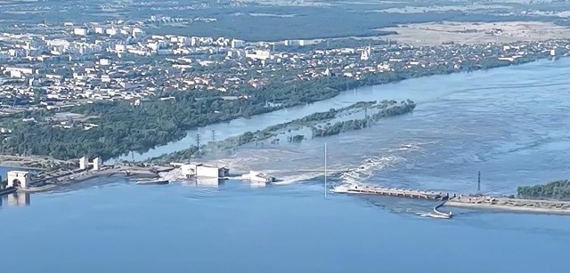 Zniszczenie ogromnego obiektu hydroelektrycznego z czasów sowieckich wywołało kaskadowy spływ ogromnej ilości wody w dół rzeki