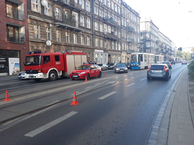 Na Jedności Narodowej pomiędzy ulicami Nowowiejską i Daszyńskiego, przy wjeździe na stację benzynową doszło do rozszczelnienia instalacji gazowej w samochodzie marki opel.