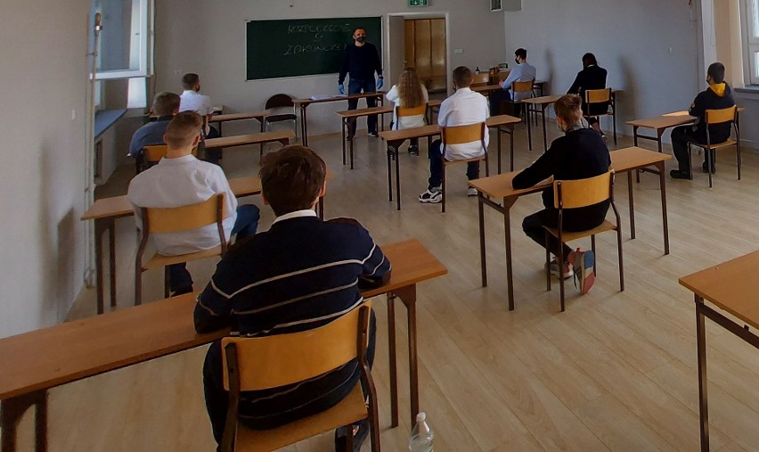 Próbny egzamin ósmoklasisty 2021 z matematyki w Szkole Podstawowej nr 12 w Stalowej Woli [ZDJĘCIA]