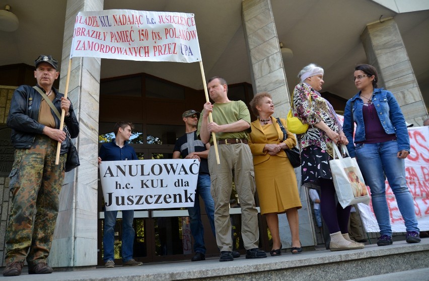 Nie godzą się na „falę banderyzmu”. Pikietowali na KUL i przed UMCS (ZDJĘCIA, WIDEO)