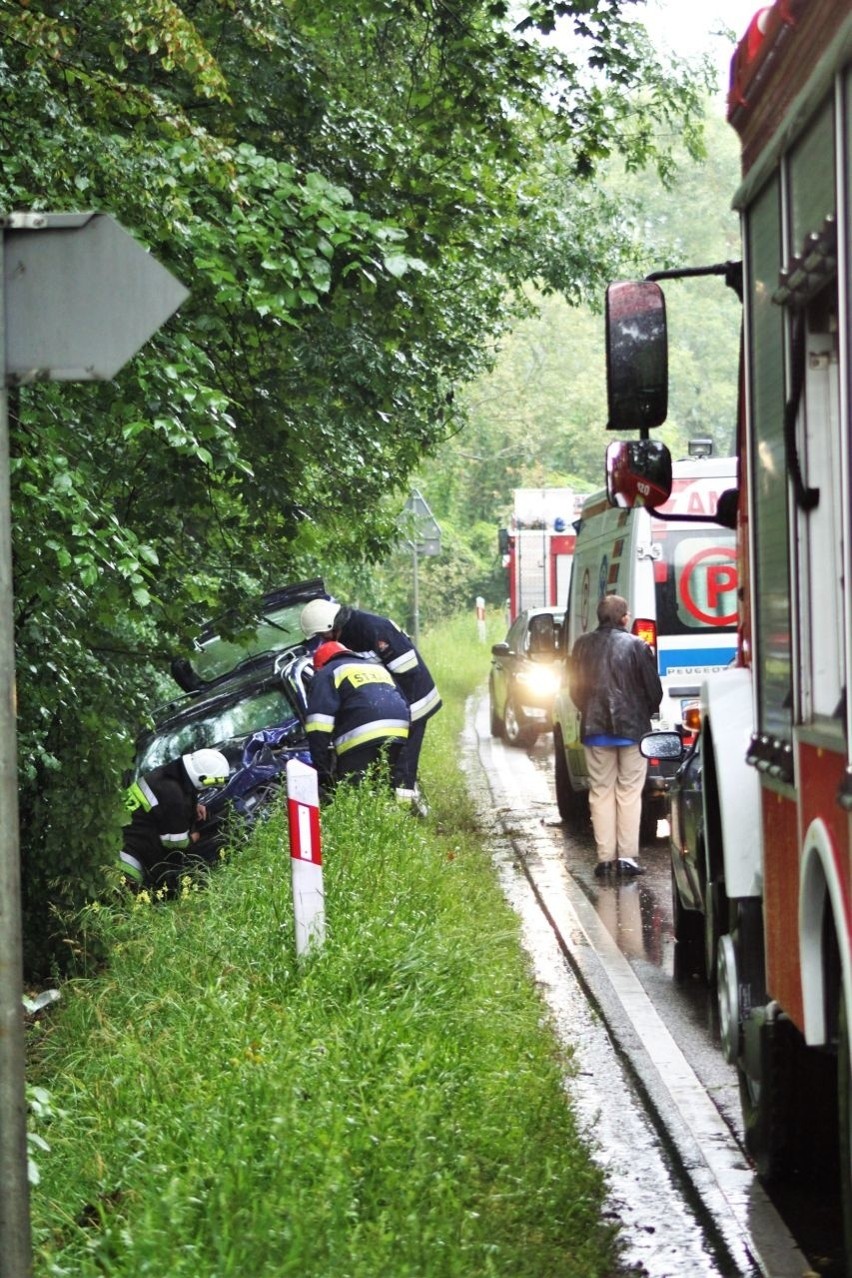 Trasa Biała Piska - Kożuchy. 31-latka wbiła się oplem w drzewo (zdjęcia)