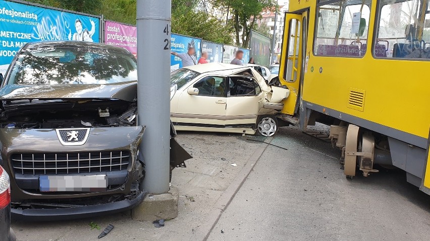 Kolizja na ul. Firlika w Szczecinie. Wykolejony tramwaj i trzy uszkodzone samochody - 26.06.2020 