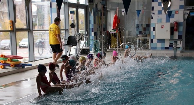 W niedzielę, 28 października klientów Pływalni Rodzinnej spotyka miła niespodzianka. Każdy przy zakupie biletu otrzymuje słodki upominek. Hol został specjalnie udekorowany balonikami, które po wyjściu z basenu można wziąć na pamiątkę. - To wszystko z okazji przypadających w tym dniu I urodzin Pływalni Rodzinnej - mówi Anna Kopeć, inspektor ds. marketingu w Białostockim Ośrodku Sportu i Rekreacji. -Dokładnie rok temu, po kilkunastomiesięcznej modernizacji, w nowe kolorowe przestrzenie zaprosiliśmy pierwszych klientów. Obiekt diametralnie zmienił swoje oblicze, także na zewnątrz.