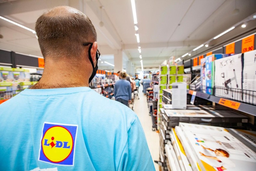 Pracownicy sklepów Lidl zarabiają od 3 400 zł brutto do 4...