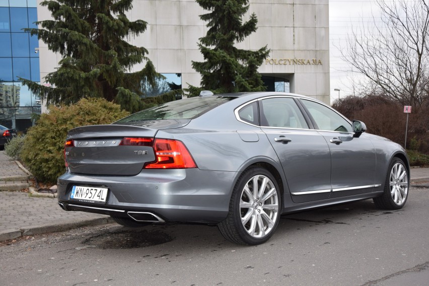 Volvo S90...