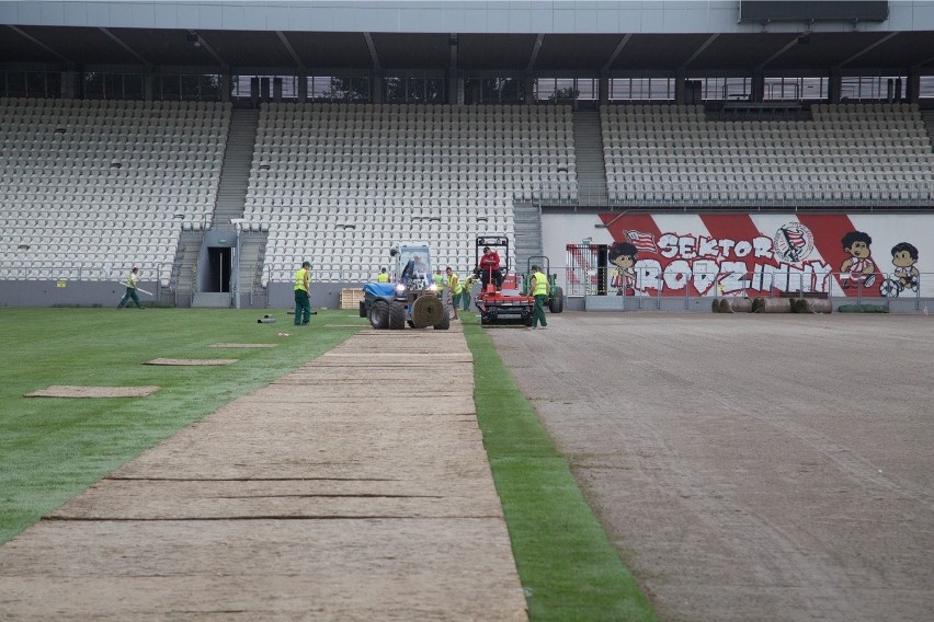 Układanie nowej nawierzchni na stadionie Cracovii.