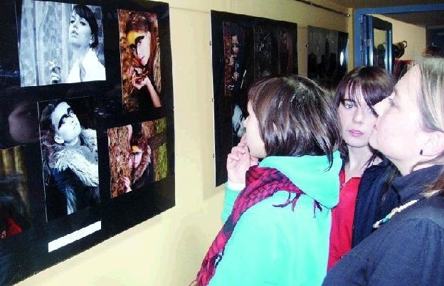 Wystawa prac fotograficznych Kamila Poniatowskiego przyciągnęła do sali wystawowej MDK w Grajewie wielu ludzi. Wśród nich było wiele młodych osób.