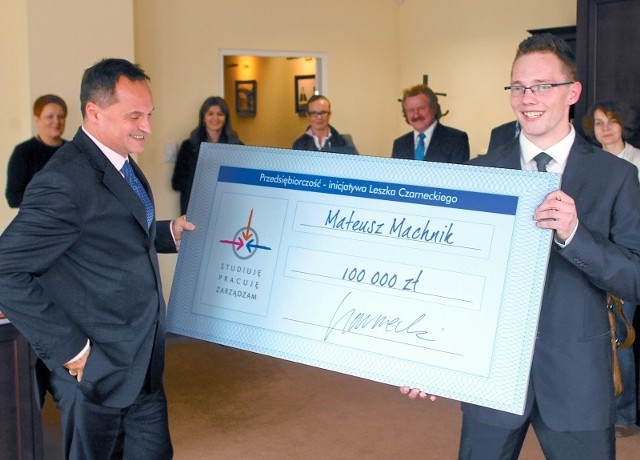 Mateusz Machnik odebrał symboliczny czek od Leszka Czarneckiego. Pieniądze może wydać tylko na budowę oraz wdrożenie produkcji sterownika. Potem chciałby jeszcze wrócić na studia.