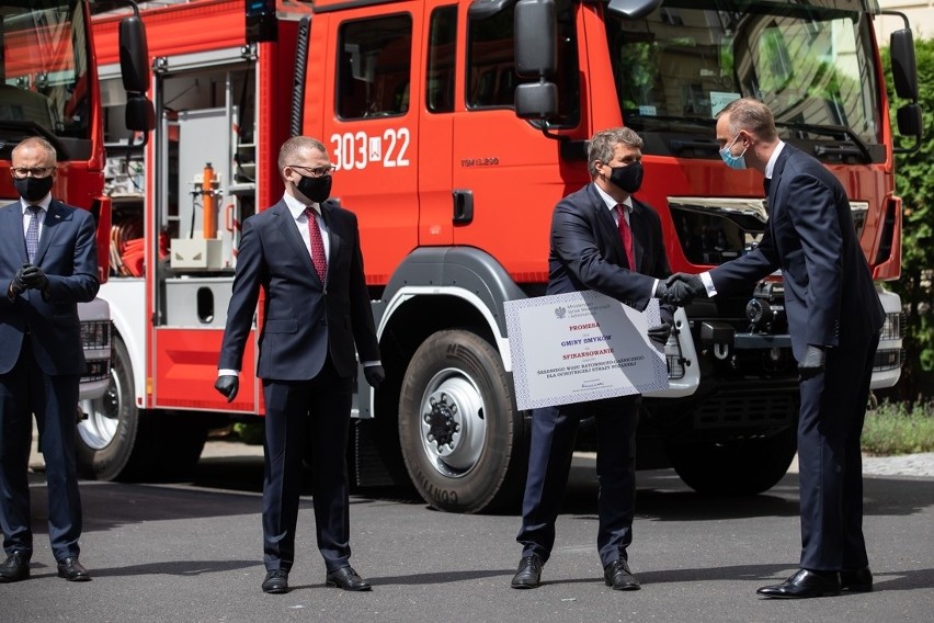 Bitwa o wozy. Rozdali wozy strażackie za wysoką frekwencję w wyborach prezydenckich [ZDJĘCIA]