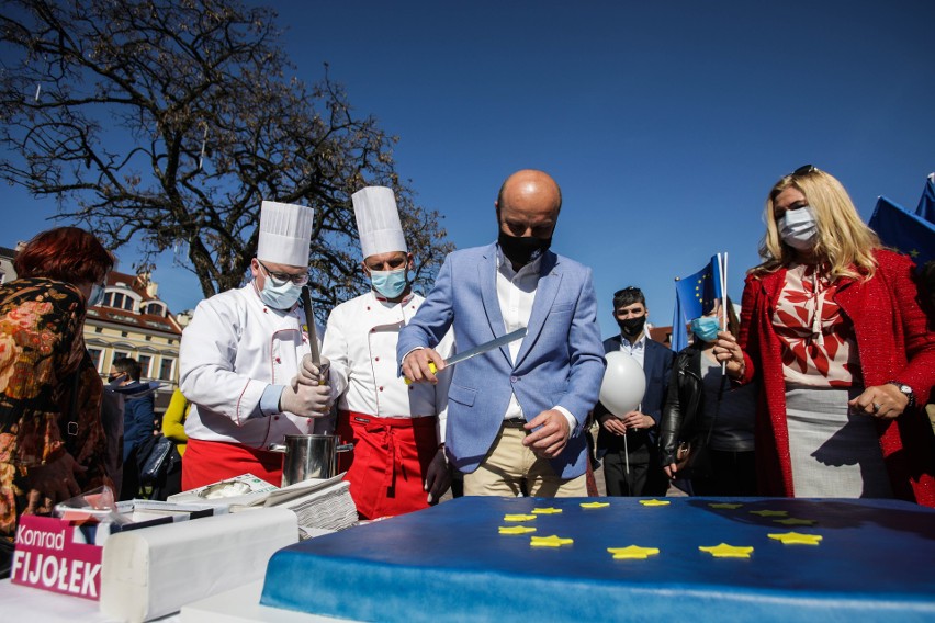 Dzień Europy na rzeszowskim Rynku. Konrad Fijłoek, kandydat na prezydenta Rzeszowa, kroił wielki tort [ZDJĘCIA]