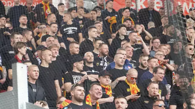 Kibice Korony Kielce na meczu z Widzewem Łódź. Korona przegrała 1:3.