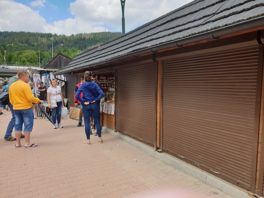 Wtorek 14 lipca. Mamy środek wakacji a stoiska z serami pod...