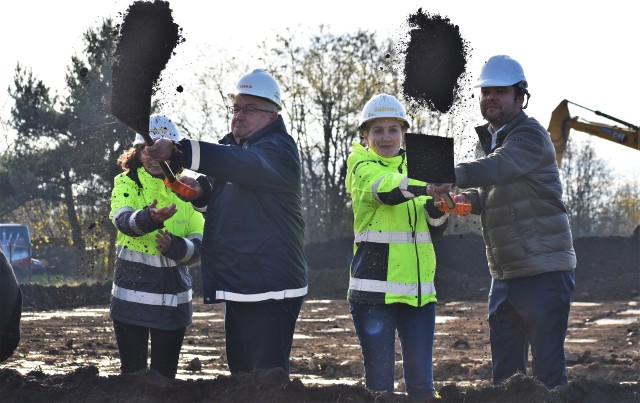 Z udziałem ministra infrastruktury Andrzeja Adamczyka (z lewej) otwarto budowę obwodnicy Oświęcimia, która połączy się z drogą ekspresową S1.