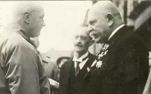 Burmistrz Roman Mayzel (z prawej) wita prezydenta Ignacego Mościckiego na Nowym Rynku (dzisiaj plac Kościuszki) podczas wizyty głowy państwa w Oświęcimiu 26 czerwca 1929 roku