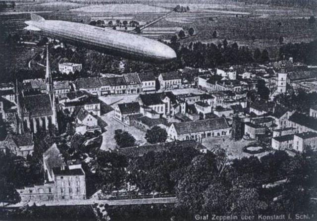 LZ 127 "Graf Zeppelin&#8221; przelatuje nad Wołczynem 17 października 1929 roku (przed wojną miasto nazywało się Konstadt).