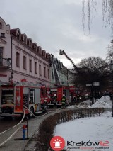 Pożar kamienicy w centrum Wieliczki. Z ogniem walczy 15 zastępów straży