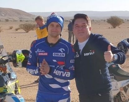 Rajd Dakar 2020. Maciej Giemza znowu awansował!W Arabii Saudyjskiej kibicują mu tata i przyjaciele [ZDJĘCIA]