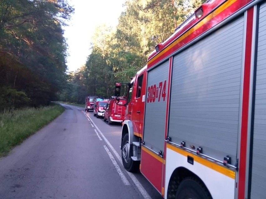 Wypadek w Rakowie. Samochód stoczył się ze skarpy i uderzył w drzewo. Ranne cztery osoby