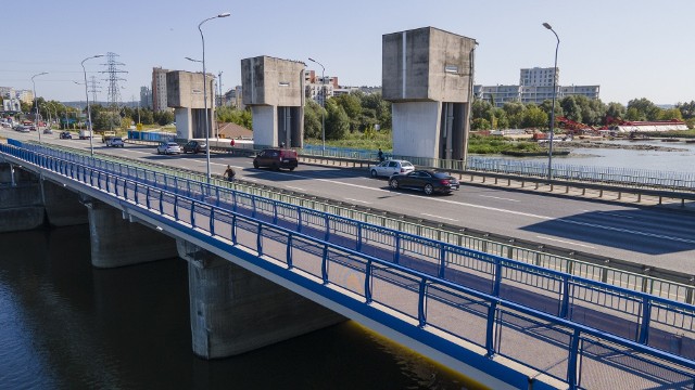 Inwestycja była potrzebna, gdyż most Karpacki w ciepłe dni zapełnia się rowerzystami, rolkarzami i pieszymi zmierzającymi głównie na Bulwary lub wracającymi z nich.