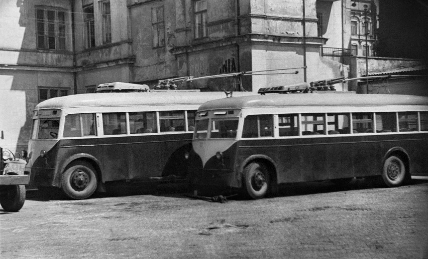 Pierwsze w mieście trolejbusy JATB-2 w zajezdni przy ul....