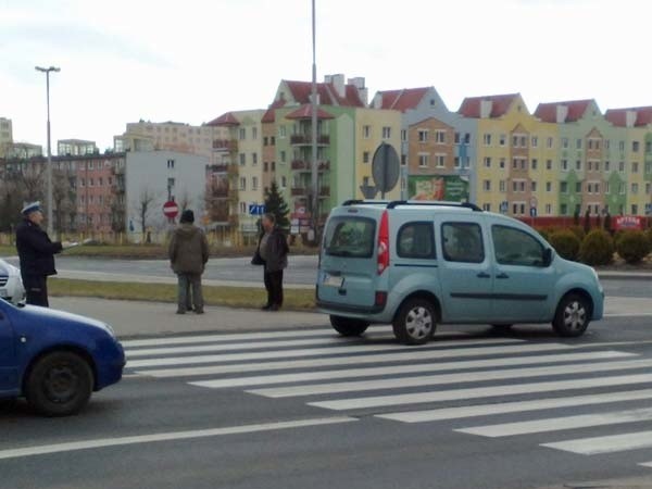 Kobieta kierująca renault kangoo ulicą Jana Pawła II na przejściu dla pieszych na wysokości Emki potrąciła dwie dziewczynki.