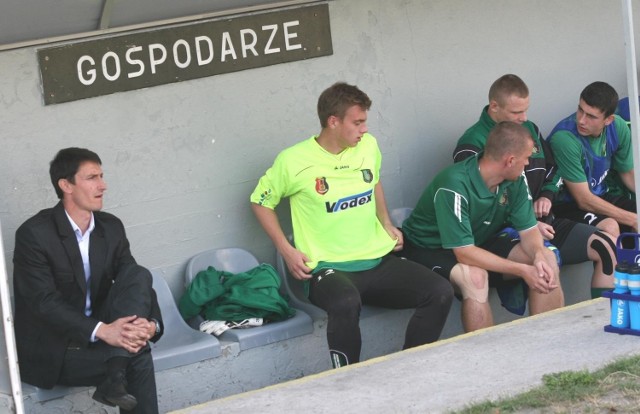 Mirosław Kalita (z lewej), trener drugoligowych piłkarzy Stali Stalowa Wola, już pod koniec meczu z Puszczą Niepołomice myślał o rezygnacji.