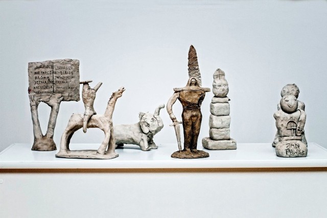 Modele rzeźb Andrzeja Pityńskiego, wykonane przez uczestników konkursu. Zrobiono z nich wystawę.