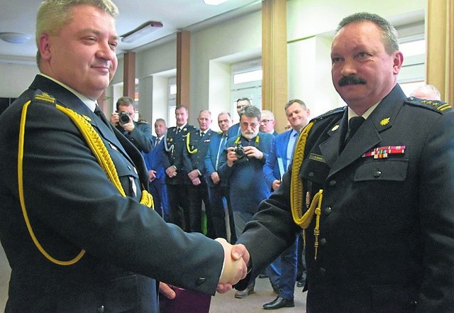Bogusławowi Jakóbczykowi (z lewej) za służbę dziękuje Robert Sabat, zastępca komendanta wojewódzkiego Państwowej Straży Pożarnej.