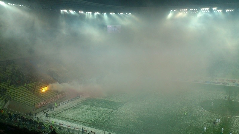 Race i dym podczas grudniowego meczu Lechia - Legia