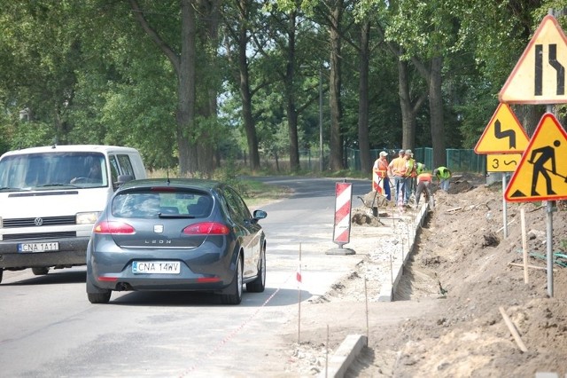 Na ul. Łobżenickiej w Mroczy pracuje jako podwykonawca ekipa miejscowego  Zakładu Gospodarki Komunalnej. Na odcinku około 300 metrów wykonany zostanie chodnik. W planach są również (po lewej stronie) parkingi i zjazdy. Poprawi się także stan nawierzchni