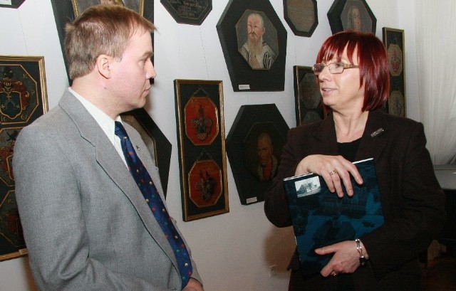 Po spotkaniu w muzeum dyrektor tej placówki Andrzej Kirmiel wręczył Helenie Hatce album o międzyrzeckich portretach trumiennych.