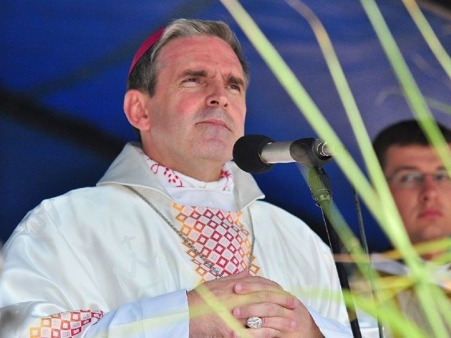 Do udziału w nabożeństwach związanych ze Świętem Miłosierdzia Bożego zachęca biskup sandomierski ksiądz Krzysztof Nitkiewicz.