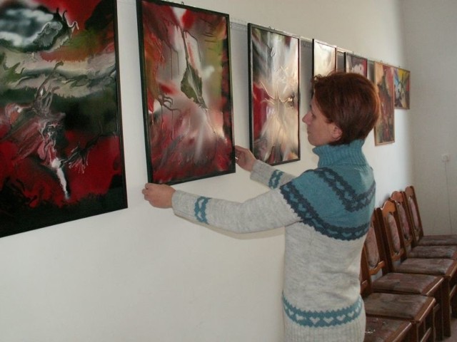 Justyna Janowska wieszała swoje prace w galerii