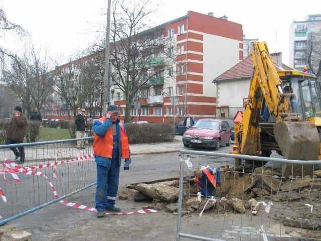 Wczoraj od ósmej rano robotnicy usuwali awarię pod ul. Sienkiewicza. Ludzie nie mieli wody od niedzieli wieczorem.