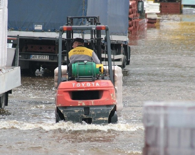 Woda wdarła się na teren hurtowni budowlanej przy ulicy Warszawskiej w Radomiu.