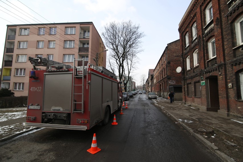 Tragedia w Bytomiu: cztery osoby nie żyją. Ciała znaleziono w mieszkaniu. Trzej mężczyźni i kobieta zmarli w wyniku zaczadzenia?