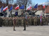 Szef MON spotkał się z żołnierzami wielonarodowej grupy bojowej NATO. "Będziemy tworzyć kolejne jednostki i modernizować sprzęt"