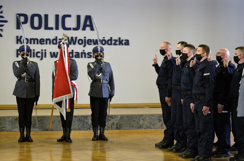 Ślubowanie policjantów w KWP w Gdańsku. Nowi funkcjonariusze przyjęci do służby, wręczono też nagrody i odznaczenia [ZDJĘCIA]
