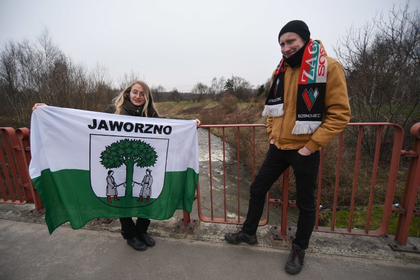 Anna Zielonka z flagą Jaworzna i Tomasz Szymczyk z szalikiem...