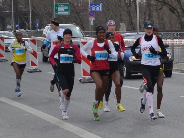 Dominika Nowakowska (z prawej) na trasie warszawskiego półmaratonu. 