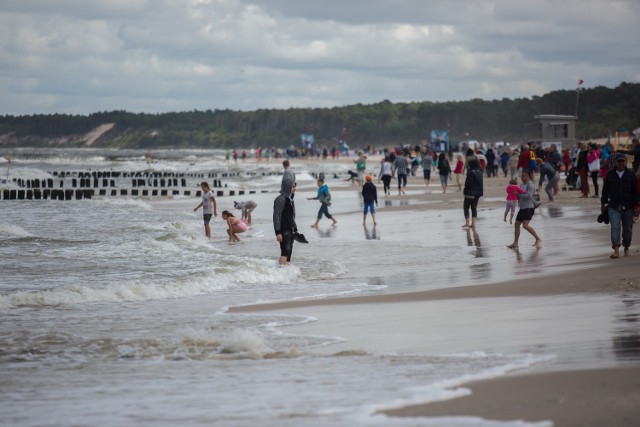 Przez silny wiatr z północy stan wody w Bałtyku jest wyższy niż zwykle. Na większości plaż obowiązuje całkowity zakaz kąpieli.