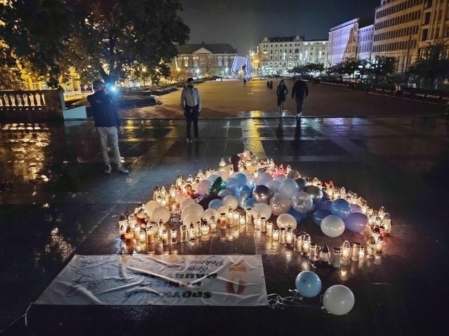 Mieszkańcy Poznania byli poruszeni tragedią 5-letniego Maurycego. Na miejscu zdarzenia, przed budynkiem przedszkola i na placu Wolności pojawiły się znicze, kwiaty i maskotki.