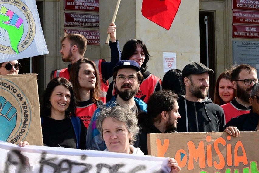 Pod Urzędem Wojewódzkim we Wrocławiu odbył się protest...